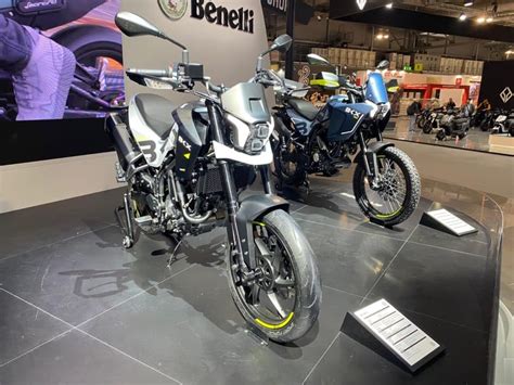 Foto di un concessionario Aprilia con moto esposte