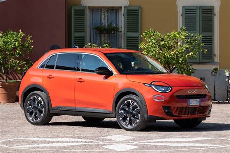 Fiat 600e immersa in vernice arancione