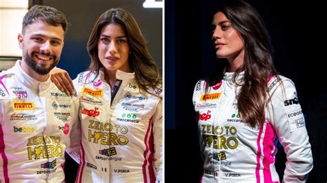 Vicky Piria accanto a un'auto Alpine