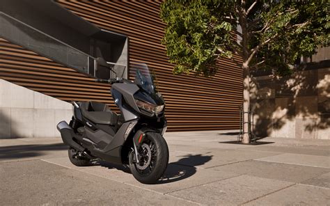 BMW C 400 GT in un contesto urbano notturno