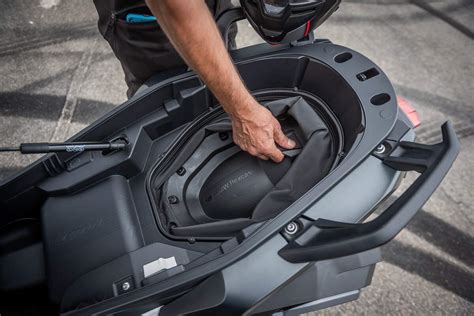 Vano sottosella con sistema Flexcase del BMW C 400 GT