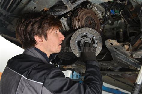 Meccanico che sostituisce la frizione auto