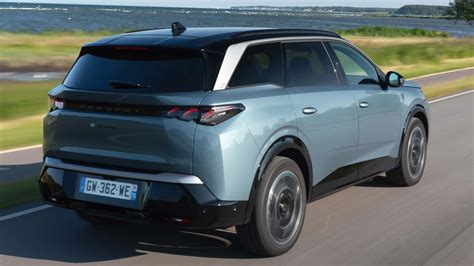Nuova Peugeot 5008 in un paesaggio urbano