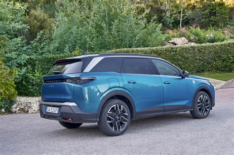 Diagramma che mostra le diverse configurazioni del bagagliaio della Peugeot 5008