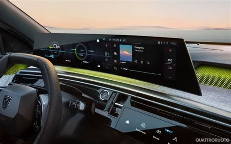 Interni della Peugeot 5008 con il Panoramic i-Cockpit