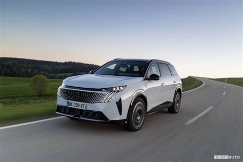 Vista laterale della Peugeot 5008 su strada