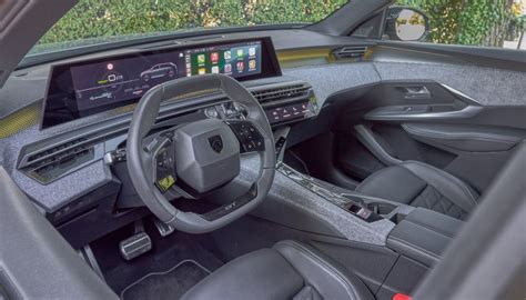 Vista interna della Peugeot 5008, focus sulla plancia