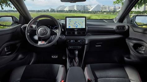 Interno di una Toyota Yaris con sistema multimediale attivo