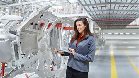 Interno del centro produttivo Vodafone Automotive a Varese