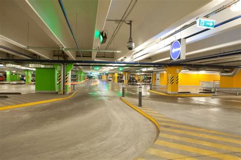 Interno di un parcheggio sotterraneo con posti auto distinti