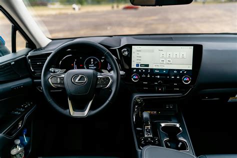 Interni Lexus NX con grande schermo centrale