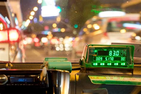 Illustrazione di un tassametro di taxi con sfondo di una città