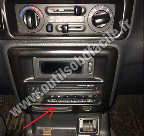 Opel Frontera B dashboard and OBD port location