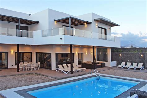 Una moderna villa con piscina privata in una zona residenziale di Jerez.