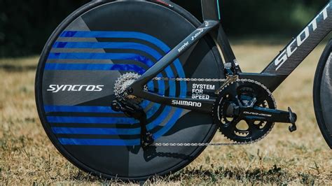 Ciclista con ruota lenticolare
