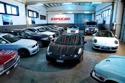 auto di lusso in esposizione in concessionaria