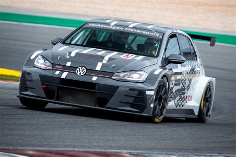 Volkswagen Golf 7 GTI TCR in pista