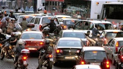 Traffico caotico in una medina marocchina
