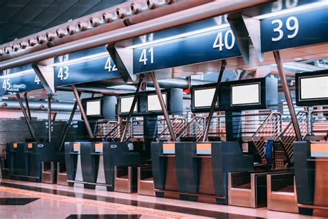 Interno di un moderno aeroporto marocchino con banchi di noleggio auto