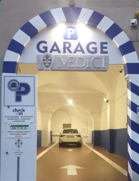 Parcheggio custodito in una città marocchina