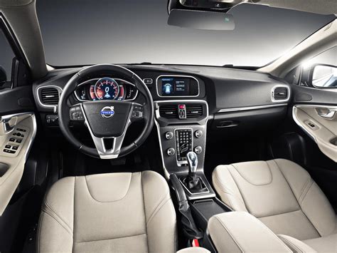 Interno Volvo V40 con cruscotto illuminato