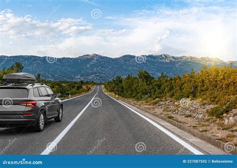 Automobile in viaggio su strada panoramica con documenti e accessori di sicurezza