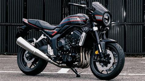 Honda CB1000F in una dinamica ripresa su pista