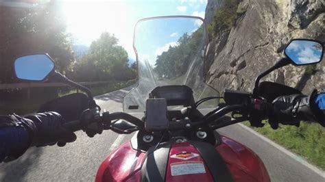 Motocicletta in viaggio su una strada panoramica italiana