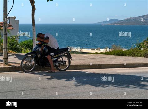 Motociclista che si riposa durante un lungo viaggio