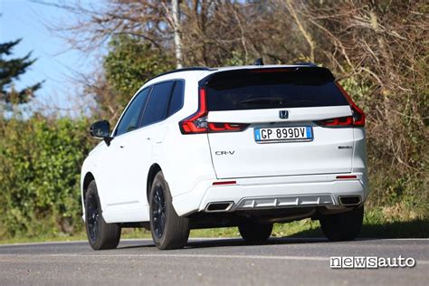 Honda CR-V Hybrid in movimento su strada extraurbana