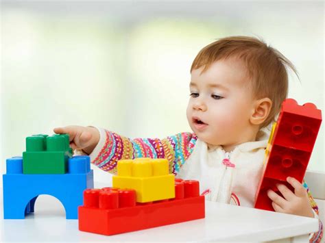 Bambino che gioca con modellini di auto