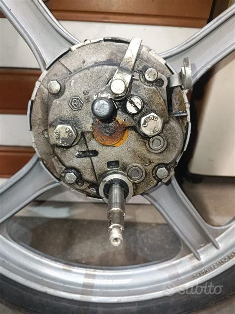 Assemblaggio ruota moto completa