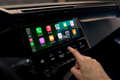 Dettaglio plancia e sistema di infotainment della versione restyling