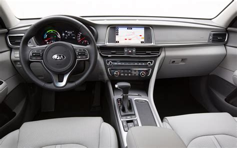 Interni della Kia Optima Plug-in Hybrid con display infotainment