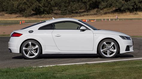 Audi TT 2.0 TDI Ultra in un contesto urbano