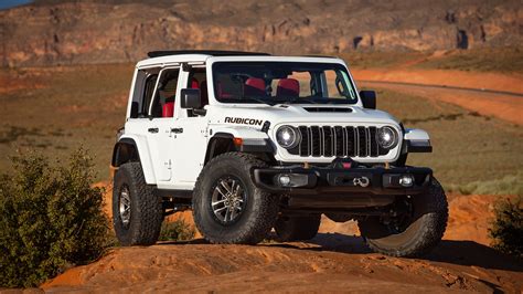 Jeep Wrangler Rubicon in azione su terreno accidentato