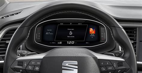 Interni della SEAT Ateca con Digital Cockpit e schermo infotainment