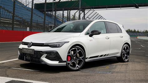 Volkswagen Golf GTI di settima generazione in primo piano
