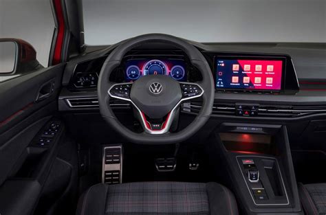 Interni della Volkswagen Golf GTI di settima generazione con Active Info Display