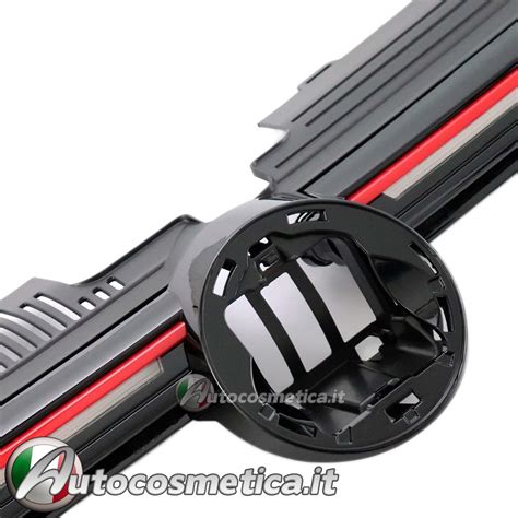 Dettaglio del filetto rosso sulla calandra della Volkswagen Golf GTI