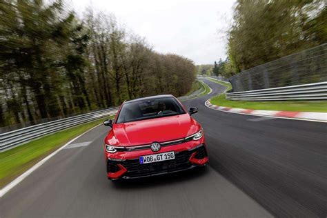 Vista dinamica della Volkswagen Golf GTI in curva