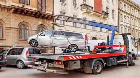 Carro attrezzi che trasporta un'auto