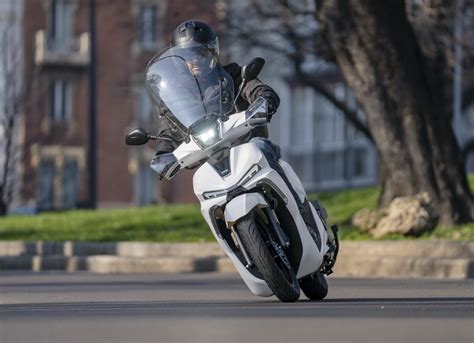 Scooter Voge Sfida SR16 125 in ambiente urbano