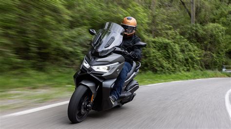 Voge SR4 MAX in una strada panoramica