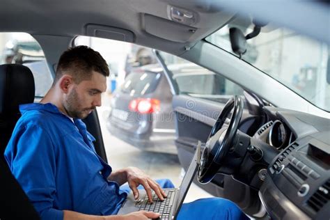 Meccanico che esegue una diagnosi su una Volkswagen