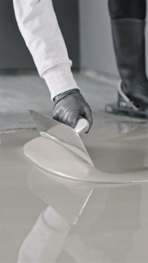 Applicazione di una microemulsione su parquet
