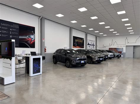 Meccanici BIAUTO GROUP che eseguono un controllo su un veicolo