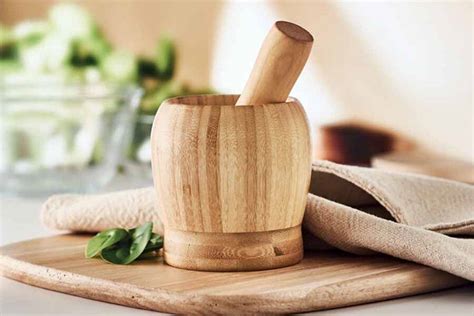 Composizione di vari oggetti d'arredo realizzati con pneumatici