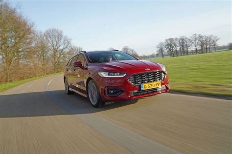 Ford Mondeo Wagon ST-Line in movimento su strada panoramica