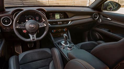 Interni Alfa Romeo Stelvio con cruscotto digitale
